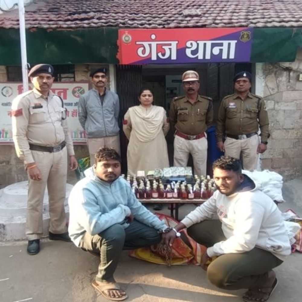 रायपुर में 3.40 लाख कैश के साथ 2 तस्कर पकड़ाए:खुलेआम बेचते थे अवैध शराब, देर रात पुलिस ने दी दबिश