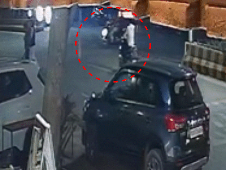 तेज रफ्तार कार ने बाइक को मारी टक्कर,VIDEO:  युवक उछलकर सड़क पर गिरा, कमर पराई चोट, ड्राइवर हुआ फरार – Ajmer News