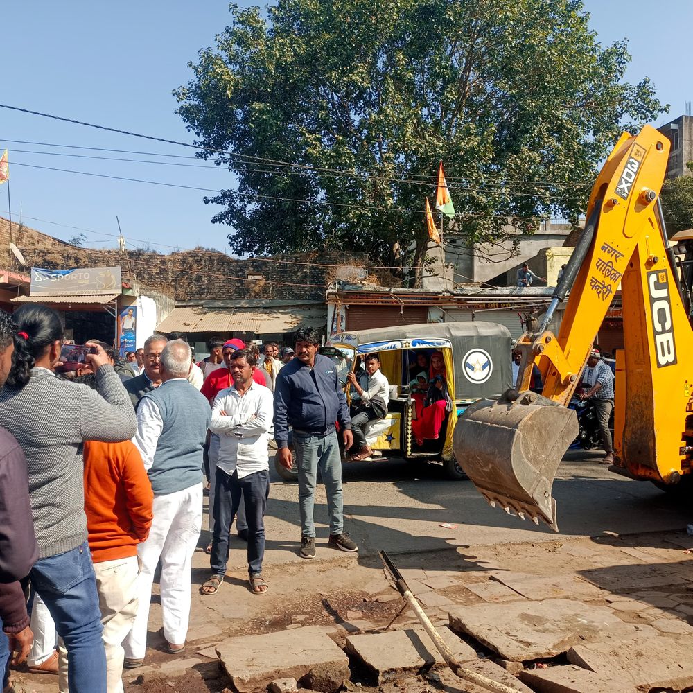 अशोकनगर के चंदेरी में दिल्ली दरवाजे से हटाया अतिक्रमण:  जेसीबी से अस्थाई दुकानें और सीढ़ियों को तोड़ा, कई दुकानदारों ने पहले ही हटा लिया सामान – Ashoknagar News