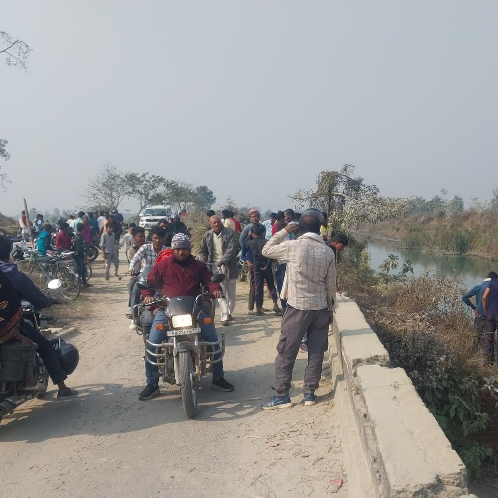 बेतिया में बाइक नाली में गिरी, युवक की मौत:एक युवती लापता, बीमार बहन की देखभाल के लिए गया था भाई