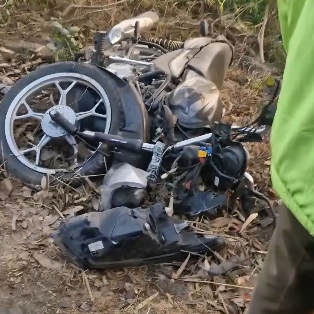 करनाल में टायर फटने से कार हुई बेकाबू:  डिवाइडर पार कर पेड़ से टकराई, बाइक को मारी टक्कर, महिला समेत 3 घायल – Gharaunda News