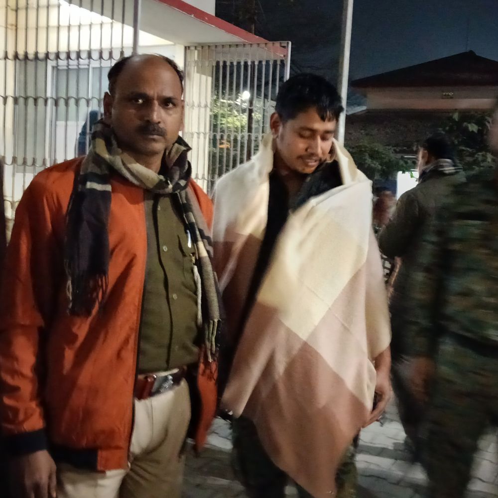 पूर्णिया में छापेमारी करने गई पुलिस टीम पर हमला:धारदार चाकू के वार में कांस्टेबल जख्मी; भाग रहे एक बदमाश को पुलिस ने दबोचा