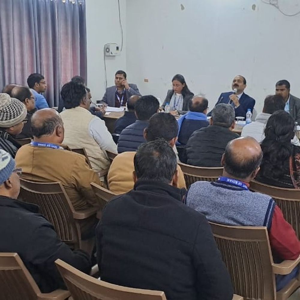 अपर मुख्य सचिव डॉ.राजेन्दर ने शिक्षा विभाग का किया निरीक्षण:विभिन्न योजनाओं और शिकायतों की समीक्षा कर दिए निर्देश