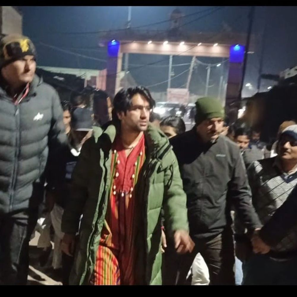 बागेश्वर पीठाधीश्वर धीरेंद्र कृष्ण शास्त्री चित्रकूट पहुंचे:  देर रात 11 बजे की कामदगिरि की पंचकोसी परिक्रमा – Satna News