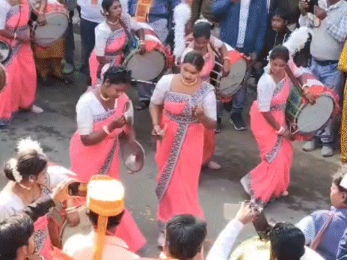 मां चंचला महोत्सव, 40 हजार से अधिक श्रद्धालु हुए शामिल:  जामताड़ा में 21 हजार कन्याओं ने निकाली कलश यात्रा, फूलों की वर्षा की गई – Jamtara News