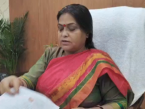 'मेरा पति मुझे समय नहीं देता':महिला आयोग में पत्नी की शिकायत, पति बोला-पत्नी का दूसरे से अफेयर, चाकू से हाथ काटकर नाम लिखती है