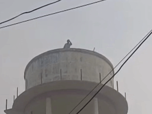 धौलाना में पानी की टंकी पर चढ़ा युवक, VIDEO:  एक घंटे चला हाई वोल्टेज ड्रामा, पुलिस ने समझाकर नीचे उतारा – Dhaulana News