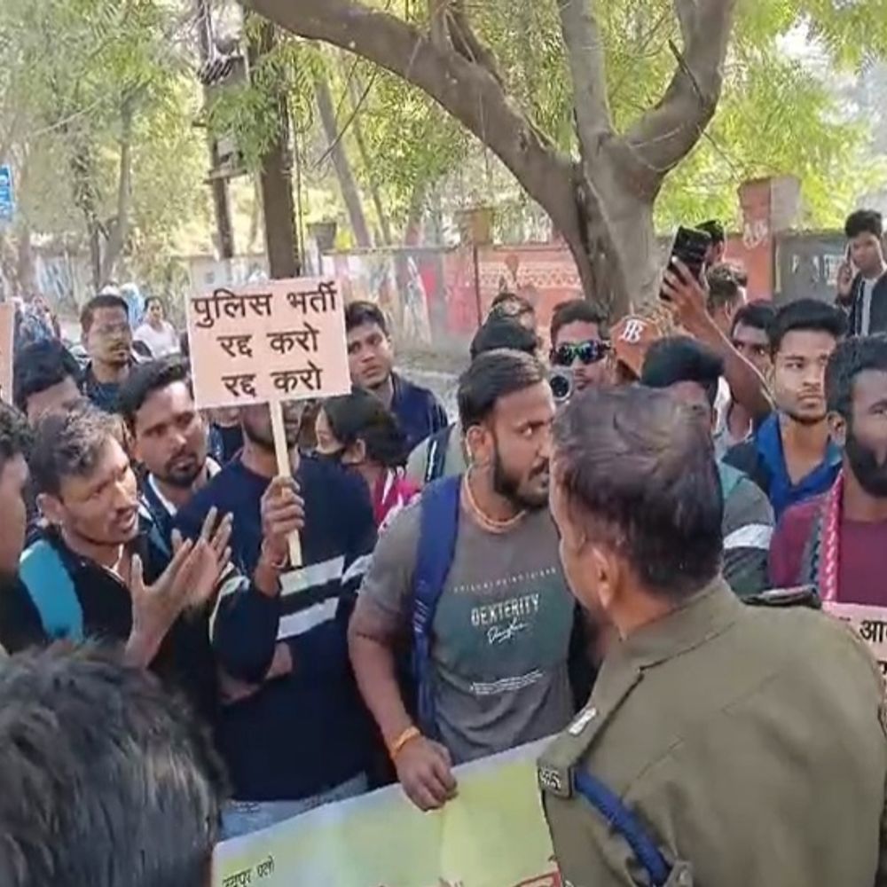 पुलिस भर्ती में गड़बड़ी...प्रतियोगियों ने शुरू की पदयात्रा:गलत तरीके से नियम बदलने का आरोप, किसी भी जिले से आवेदन देने पर उठाए सवाल