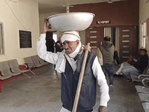 सिर पर परात,कंधे पर फावड़ा लेकर पहुंचा कांगेस पार्षद:  साधाराण सभा की बैठक में हंगामे के आसार, – Alwar News