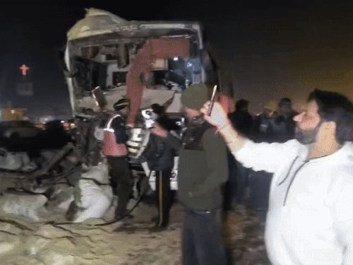 अमृतसर पुल पर हादसा:  यात्रियों से भरी बस और ट्रैक्टर-ट्रॉली में टक्कर, स्थानीय लोगों ने सवारियों को निकाला, सभी सु​रक्षित – Amritsar News