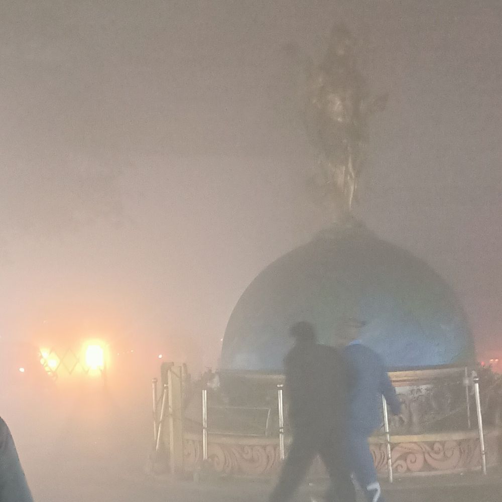 बदायूं में घना कोहरा, विजिबिलिटी शून्य:आसमान में छाए बादल, दिनभर धूप निकलने की संभावना नहीं