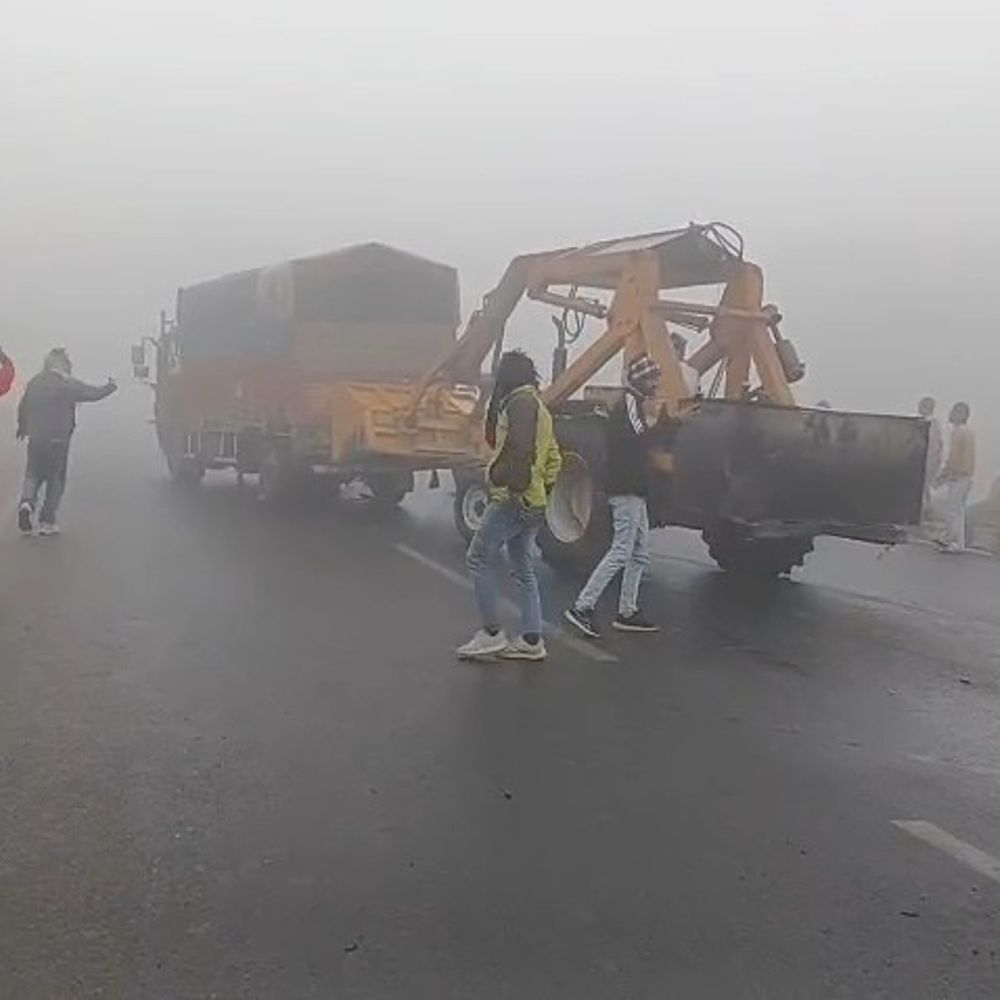 कोहरे के कारण नेशनल हाईवे पर 7 वाहन टकराए:अमरोहा में हादसा, एक महिला समेत चार लोग घायल