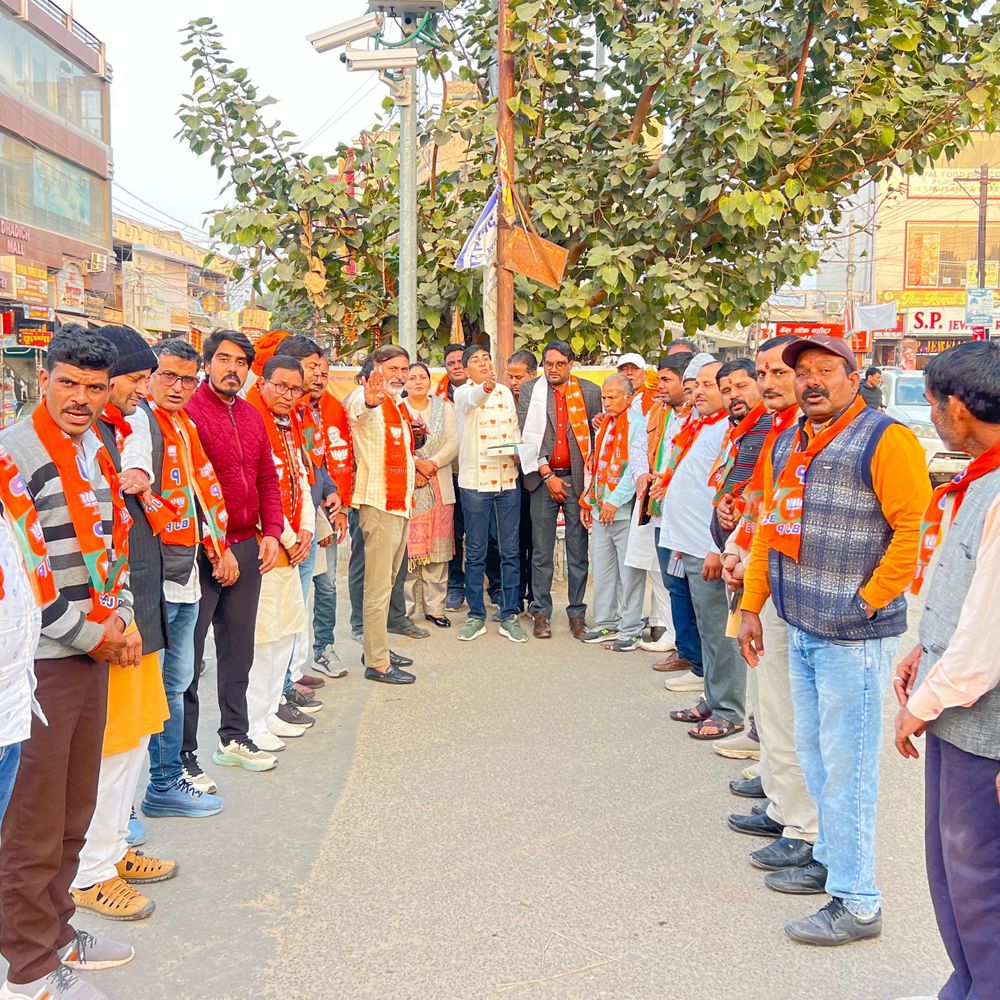 झुंझुनूं में बीएमसी चुनाव में महायुति की जीत का जश्न:गांधी चौक में नारेबाजी, एक-दूसरे का मुंह मीठा कराकर दी बधाई