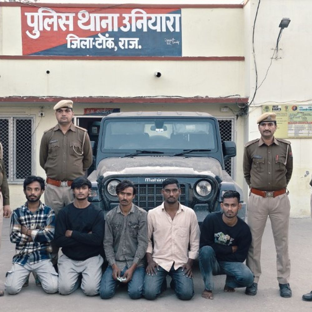 टोंक में ब्लैक थार के साथ 5 बदमाश गिरफ्तार:लोहे के पाइप और 6 मोबाइल जब्त; उनियारा थाना पुलिस की कार्रवाई