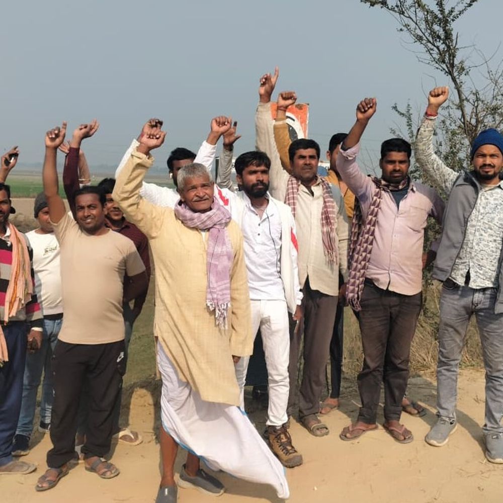 दरभंगा में सड़क निर्माण कार्य में अनियमितता का आरोप:ग्रामीणों का हंगामा, काम बंद कराया; संवेदक के खिलाफ कड़ी कार्रवाई की मांग