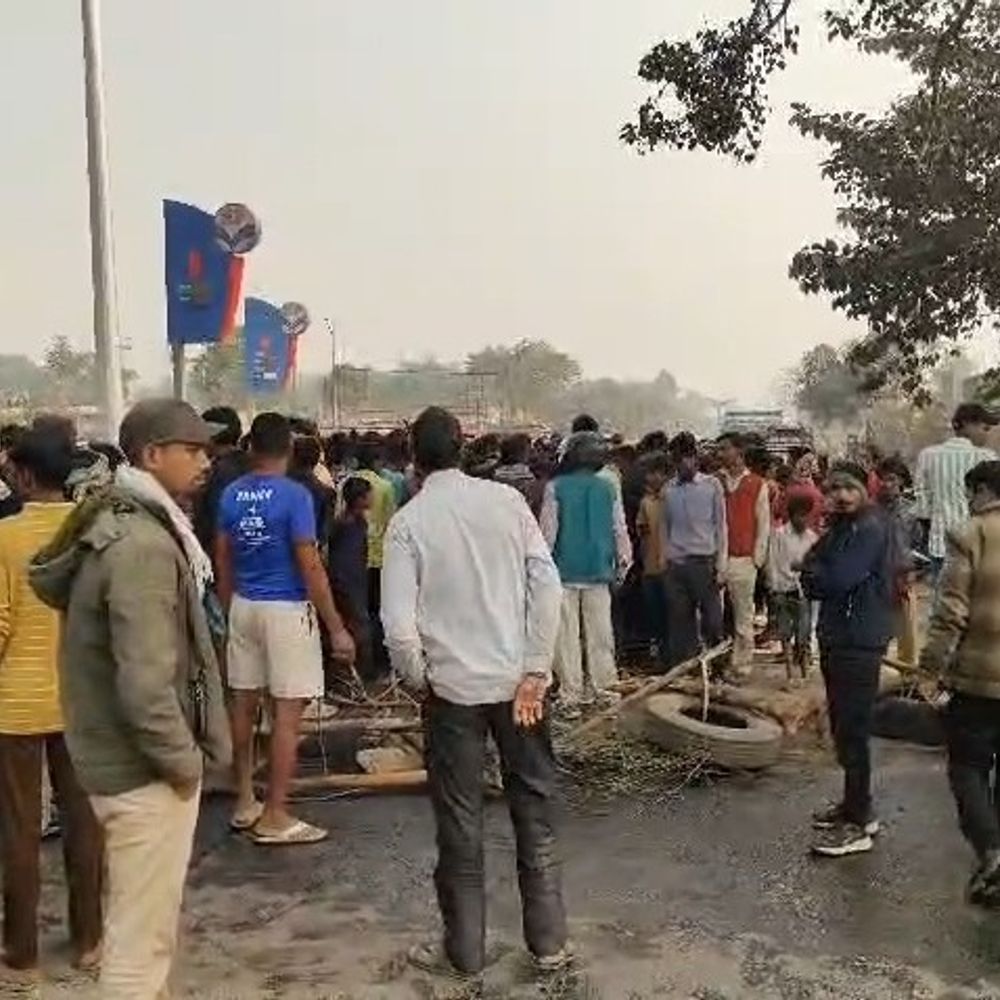 सड़क हादसे में घायल युवक की इलाज के दौरान मौत:सुपौल में आक्रोशित लोगों ने रोड जाम कर किया प्रदर्शन, दोषी पर कार्रवाई की मांग