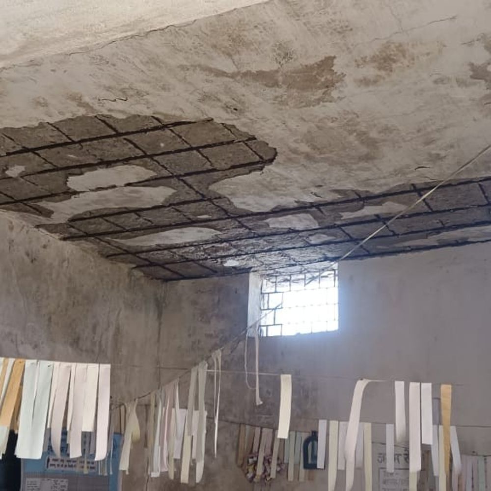 जर्जर आंगनबाड़ी भवन में पढ़ रहे बच्चे:  बलरामपुर में असुरक्षित घोषित होने के बाद भी संचालन जारी, ग्रामीणों ने सुरक्षित भवन की मांग की – Balrampur (Ramanujganj) News