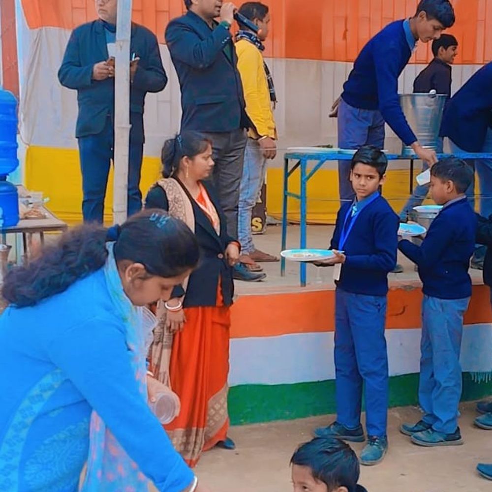 अरवल में स्कूल में मकर संक्रांति का आयोजन:बच्चों को दही-चूड़ा और तिलकुट परोसा गया, छात्रों ने उत्साह से आनंद लिया