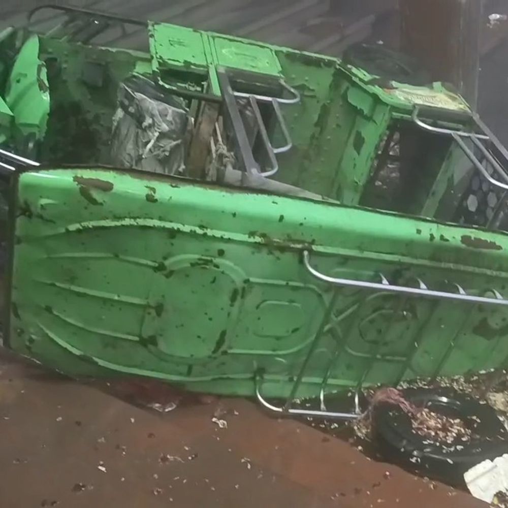 मथुरा में ई-रिक्शा यमुना में पलटा:विश्राम घाट पर हादसा, नाविकों ने बचाई श्रद्धालुओं की जान