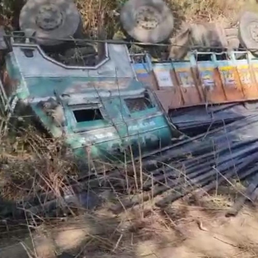 धमतरी में सरिया से भरा ट्रक पुल से गिरा:  ड्राइवर गंभीर घायल, ग्रामीणों ने बाहर निकालकर अस्पताल पहुंचाया – Dhamtari News