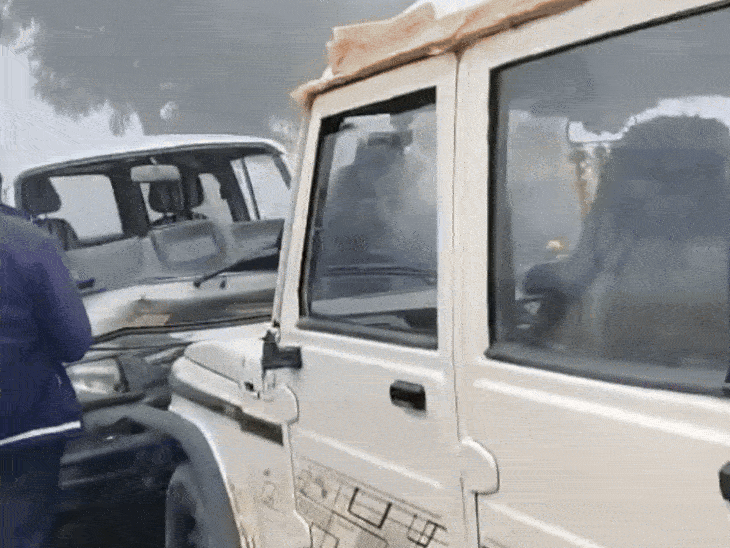 हाथरस में कोहरे के कारण स्कूली वाहन भिड़े:हादसे में एक बच्चा घायल, जैतई मार्ग पर फिसला ट्रक; बड़ा हादसा टला