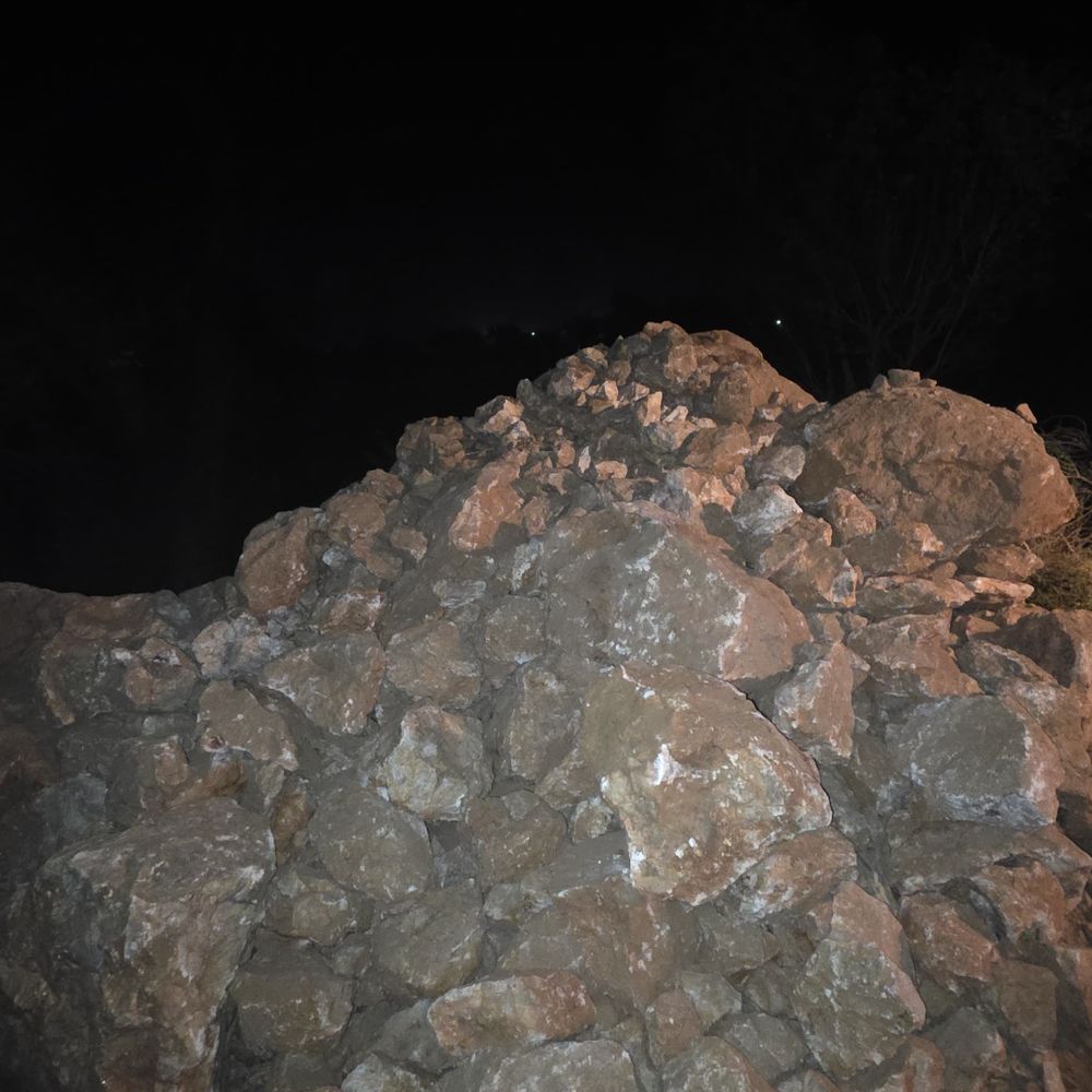 पचलासा बड़ा में अवैध क्वार्ट्ज खनन पर कार्रवाई:हिटाची मशीन, डंपर जब्त; दो ड्राइवर गिरफ्तार