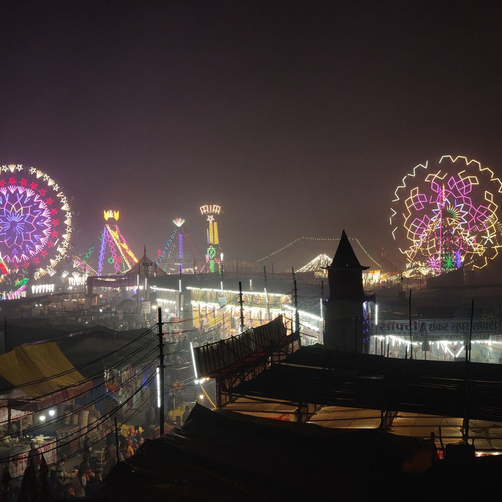 रामनगरिया मेले में घना कोहरा छाया:रंगीन झालरों से जगमगाया तंबुओं का शहर, देर रात तक रही रौनक