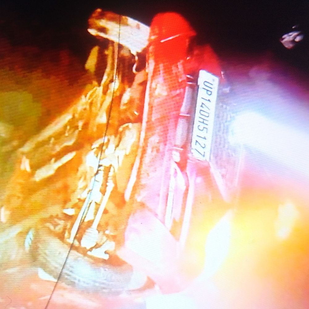 कोहरे में नाले में पलटी कार, मासूम की मौत:मेरठ में देर रात रिंग सेरेमनी से लौट रहे थे, परिवार के अन्य सदस्य गंभीर घायल