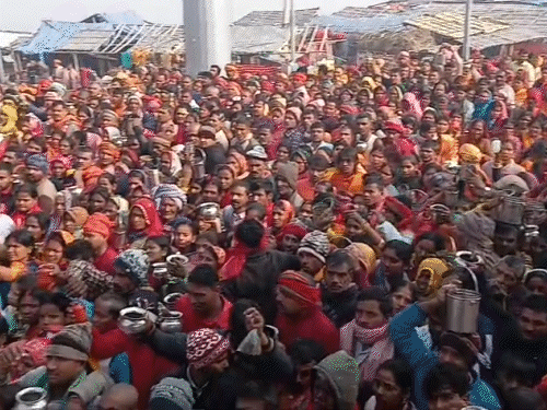 मौनी अमावस्या पर अजगैबीनाथ धाम में उमड़ा सैलाब:मिथिलांचल से पहुंचे श्रद्धालुओं ने गंगा में लगाई आस्था की डुबकी; जल लेकर बैद्यनाथ धाम रवाना