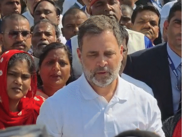 राहुल गांधी बोले-पानी पीकर लोग मर रहे, यही अर्बन मॉडल:इंदौर में मृतकों के परिजन को डेढ़-डेढ़ लाख के चेक दिए; कहा- सरकार जिम्मेदारी ले