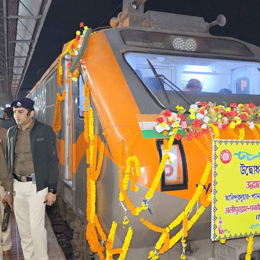 कटिहार को मिली अमृत भारत एक्सप्रेस की सौगात:अलीपुरद्वार-पनवेल ट्रेन को सांसद, विधायक और मेयर ने हरी झंडी दिखाई