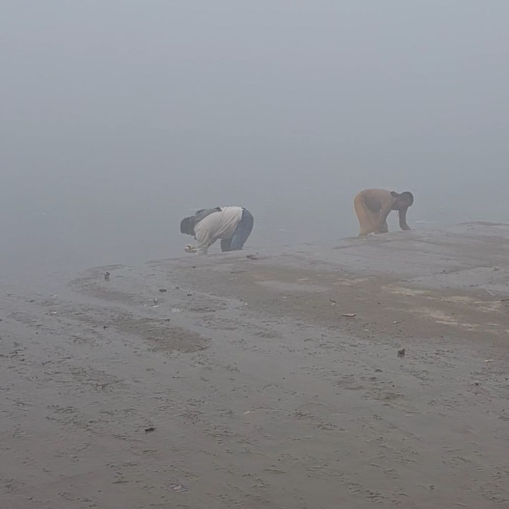 गाजीपुर में कड़ाके की ठंड और घना कोहरा:श्रद्धालुओं से गुलजार रहने वाले गंगा घाटों पर पसरा सन्नाटा