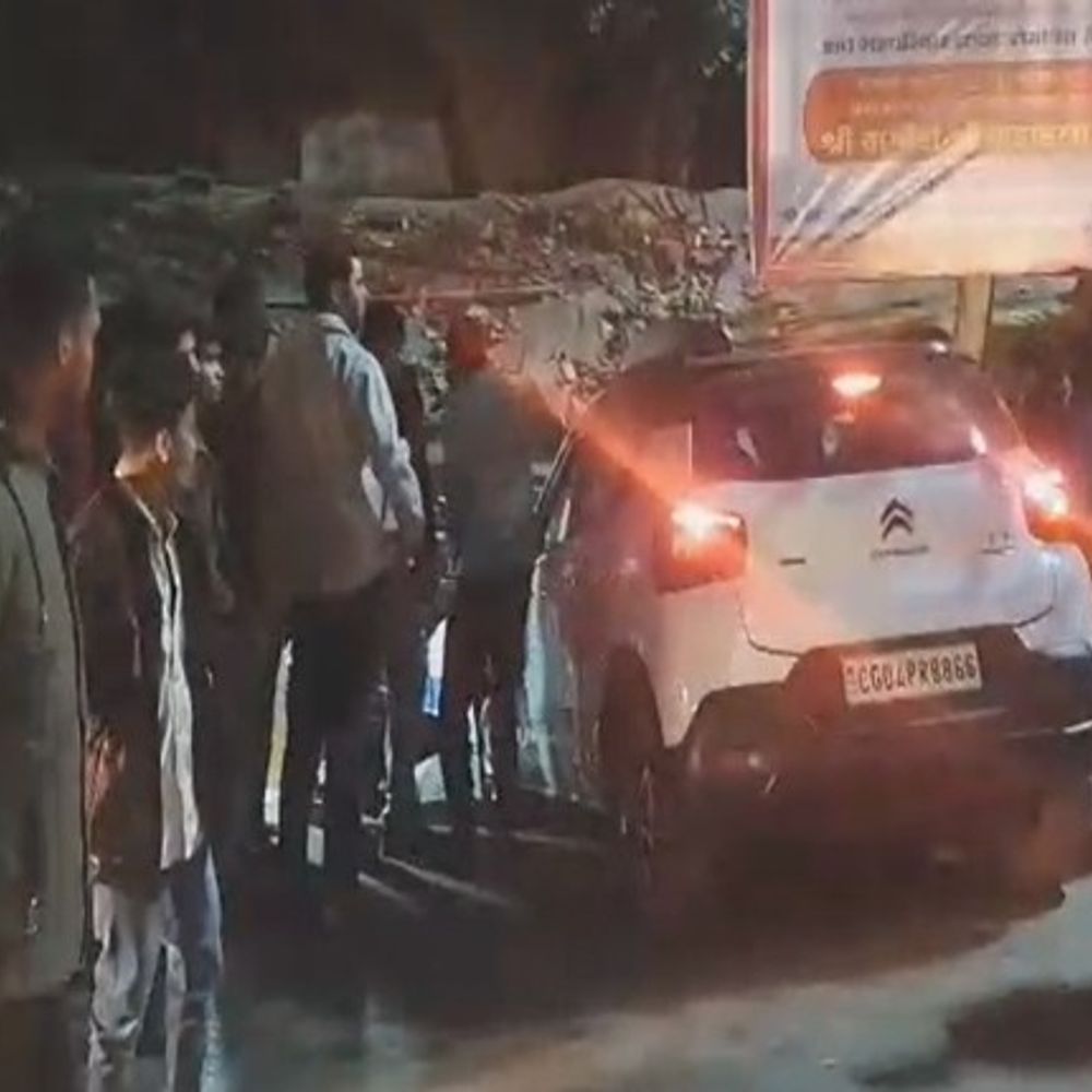रायपुर में तेज रफ्तार कार दुकान में घुसी VIDEO:  दुकानदार बचा, राहगीरों ने कार चालक को पीटकर किया पुलिस के हवाले; चालक हिरासत में – Raipur News