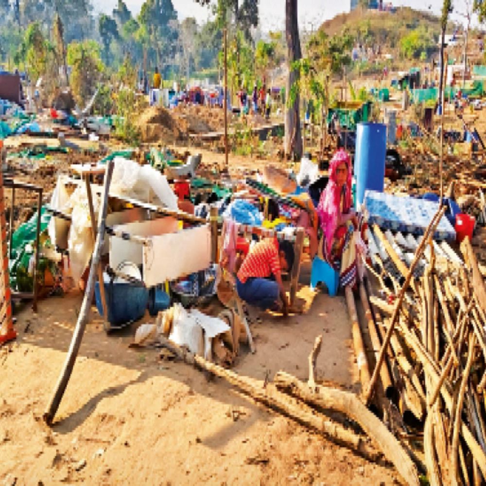 गांव लौटने पर मारे जाने का डर:नक्सल पीड़ित परिवारों के मकानों पर चला बुलडोजर