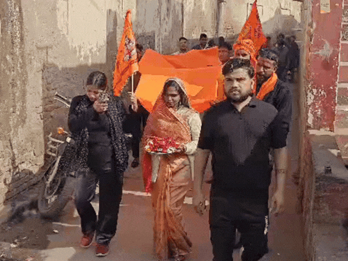 ताजमहल में ध्वजा फहराने जा रहे हिंदूवादियों को रोका:  शाहजहां के उर्स पर किया था ऐलान, नंगे पैर हाथ में थाल लेकर निकले – Agra News
