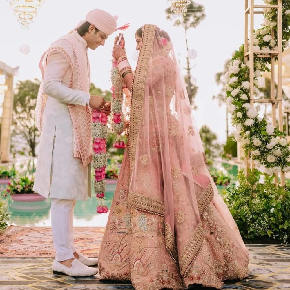 नीरज चोपड़ा की फर्स्ट वेडिंग एनिवर्सरी की PHOTOS:पत्नी हिमानी के साथ पोस्ट शेयर की, लिखा- प्यार और भरोसे का रिश्ता और गहरा हुआ