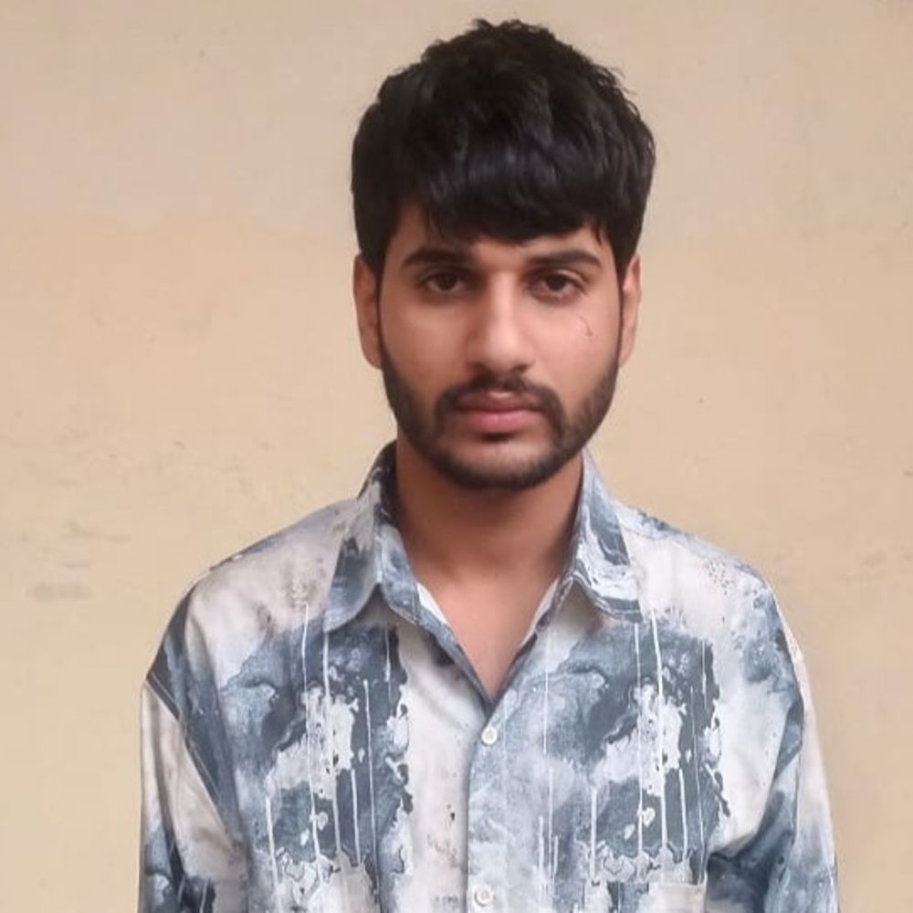 दुबई भागने की फिराक में था लुटेरा:सीकर पुलिस ने दिल्ली एयरपोर्ट से पकड़ा, 1 साल से फरार था इनामी बदमाश