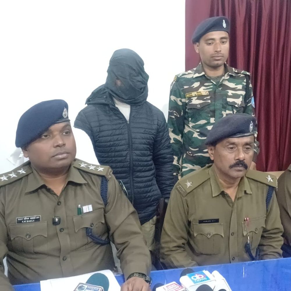 धनबाद में अंतरराज्यीय तस्कर गिरफ्तार:  हथियार और ब्राउन शुगर पुलिस ने किए बरामद, ओवरब्रिज के पास मचा हड़कंप – Dhanbad News