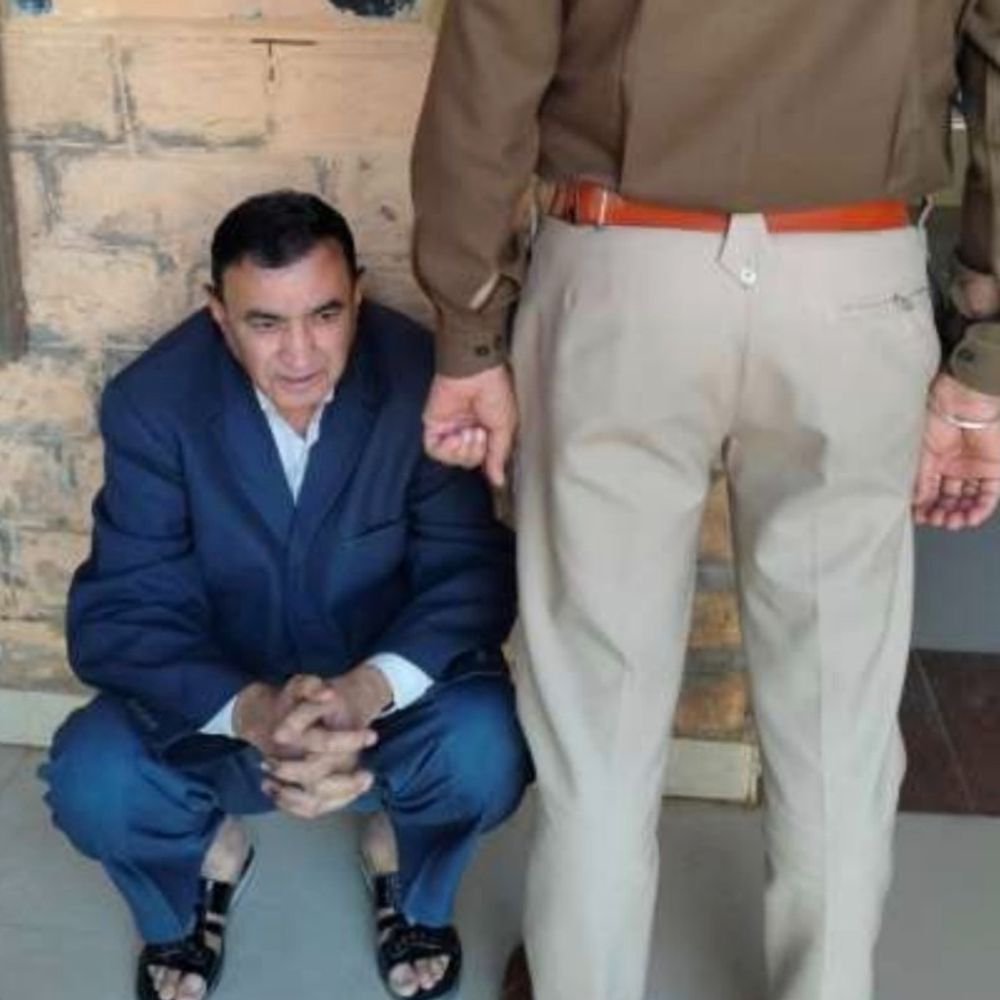 फर्जी कागजात के जरिए 15 लाख रुपए में प्लॉट बेचा:साजिश में शामिल एडवोकेट गिरफ्तार; 3 आरोपी पहले ही गिरफ्त में