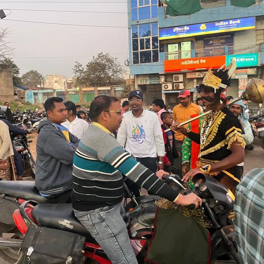 सड़क पर उतरे ‘यमराज और चित्रगुप्त’:  राजनांदगांव पुलिस ने अनोखे अंदाज में सिखाए यातायात नियम, हेलमेट और सीट बेल्ट पर दिया जोर – Rajnandgaon News