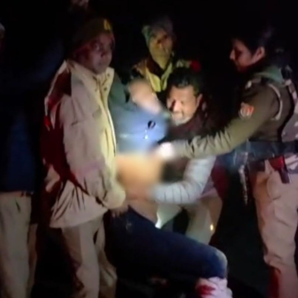 गाजीपुर में पुलिस मुठभेड़ में इनामी बदमाश गिरफ्तार:  जेल से फरार 25 हजार का अपराधी तमंचा-कारतूस के साथ पकड़ा गया – Ghazipur News