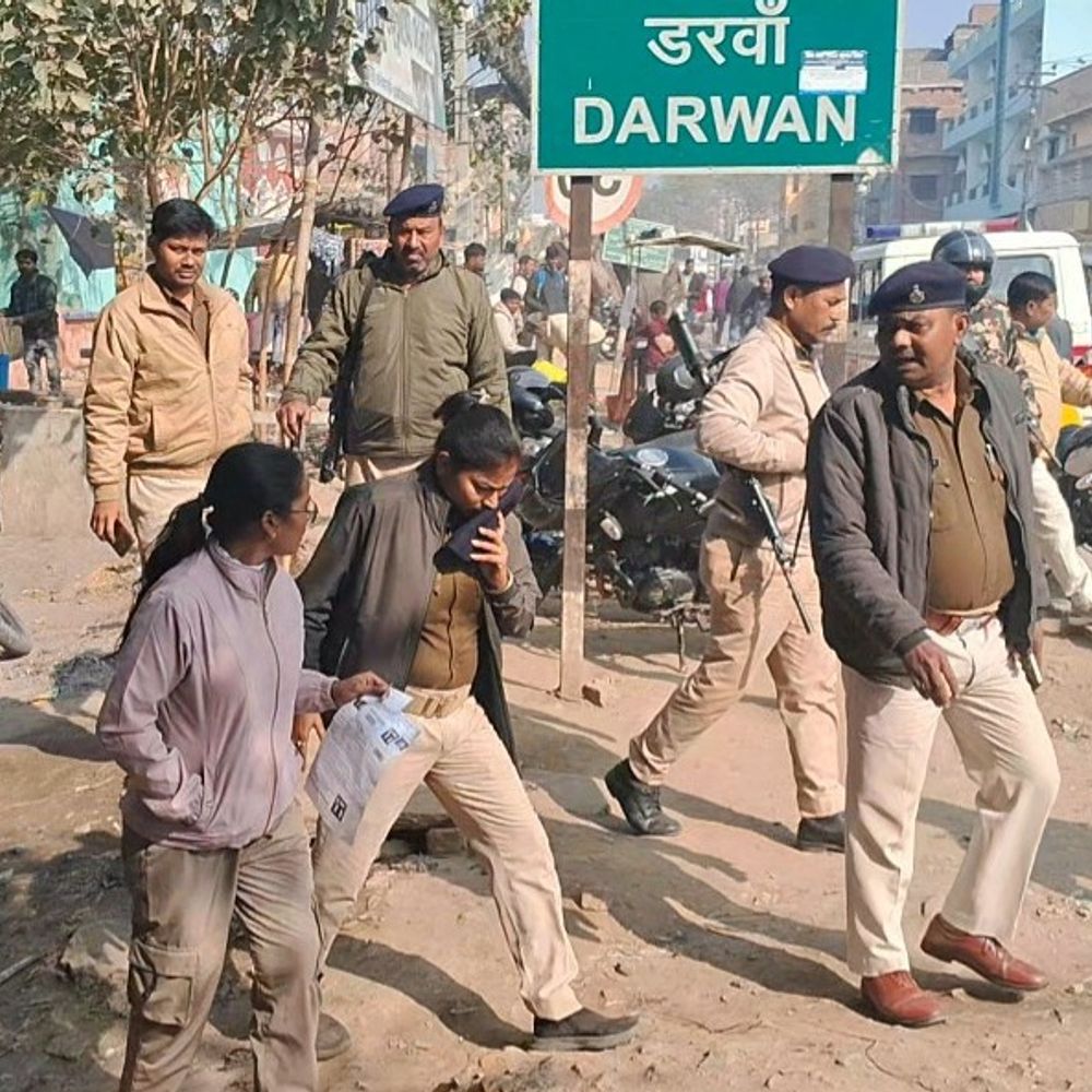 SI की परिक्षा देने गई स्टूडेंट को नहीं मिला प्रवेश:  दीवार फांदने का प्रयास करने पर पुलिस ने लिया हिरासत में, मोहनिया का है मामला – Mohania News