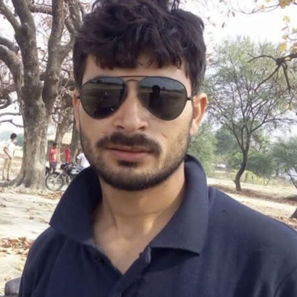 बदलापुर तालाब के कीचड़ में मिला युवक का शव:दो दिन से था लापता, पुलिस ने पोस्टमॉर्टम के लिए भेजा