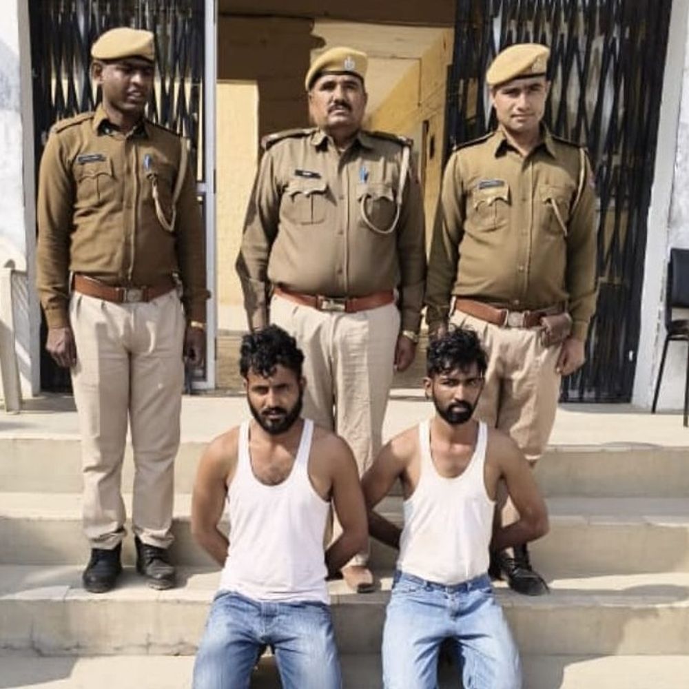 फलोदी की बाप थाना पुलिस ने फरार आरोपी पकड़े:डिस्कॉम कर्मचारियों से मारपीट और मोबाइल छीनने का मामला, बकाया वसूली के लिए गए थे