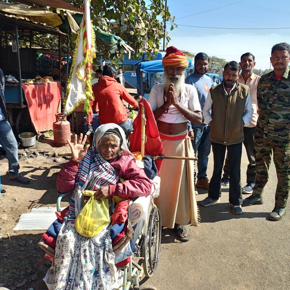 मां को व्हीलचेयर से नर्मदा परिक्रमा करा रहा बेटा:  पिछले साल अप्रैल में शुरू की थी यात्रा, हर जगह हो रहा स्वागत – Dindori News
