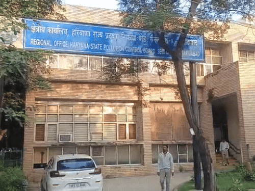 फरीदाबाद में ग्रैप-4 की पाबंदियां लागू:एनसीआर में 450 पहुंचा AQI; दिल्ली सीमा पर भारी वाहनों की एंट्री बंद