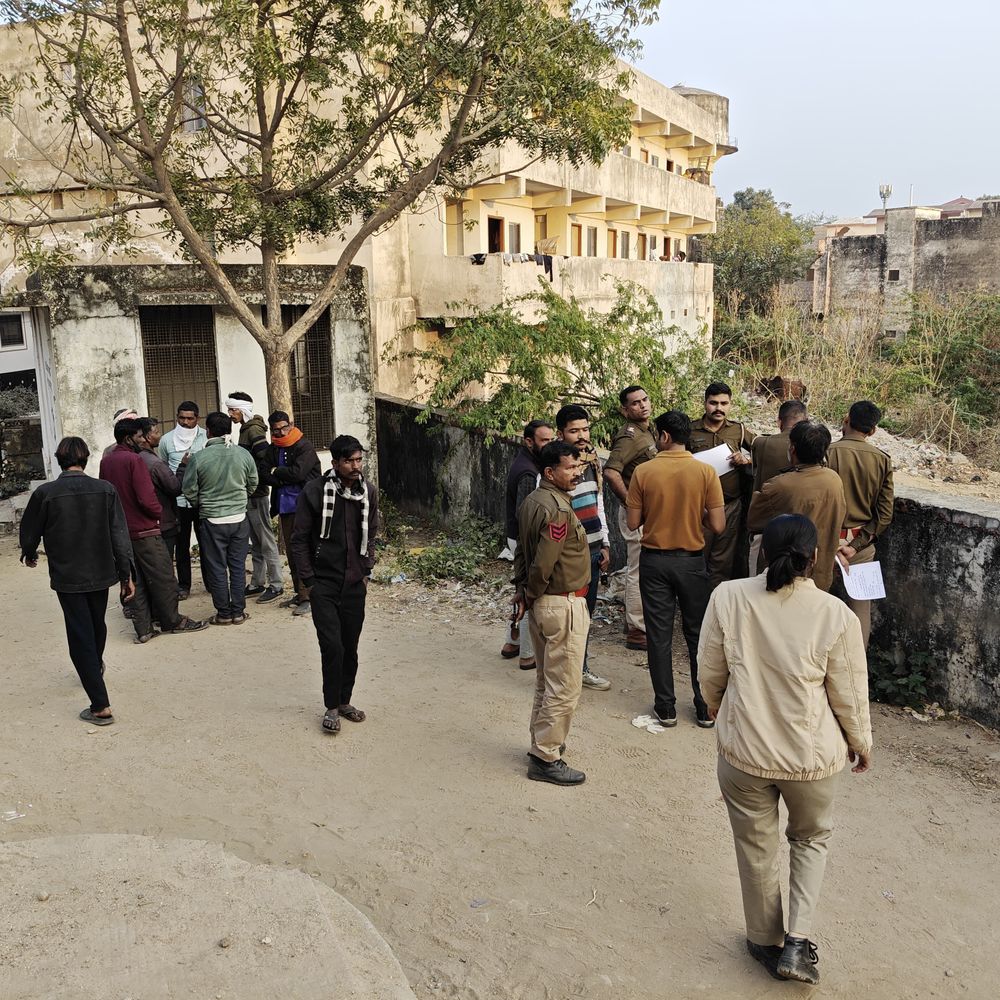 डूंगरपुर में पेड़ से लटके मिले प्रेमी युगल के शव:18 दिन से लापता थे, एक ही गोत्र के होने से परिजन शादी के लिए तैयार नहीं थे