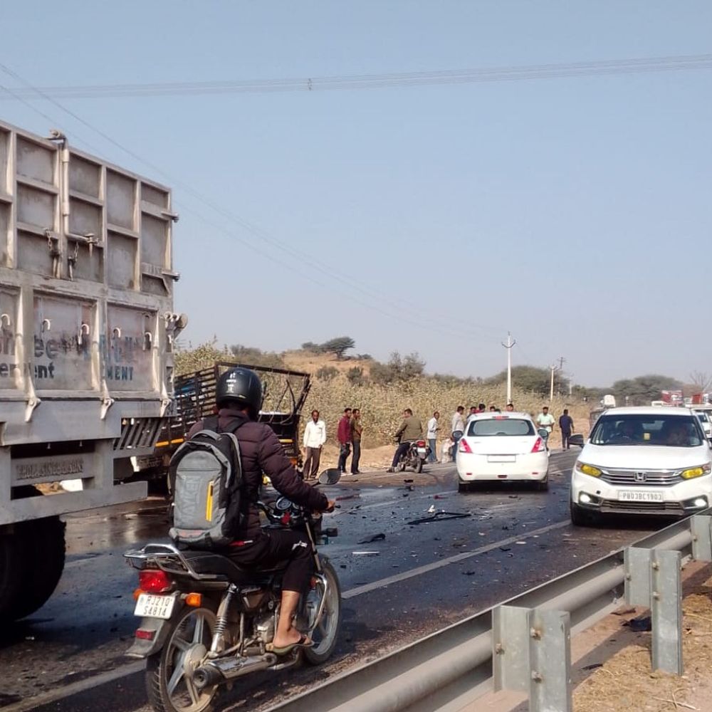 नोखा में पिकअप-ट्रोले की टक्कर:एक की मौत, सड़क पर फैला डीजल