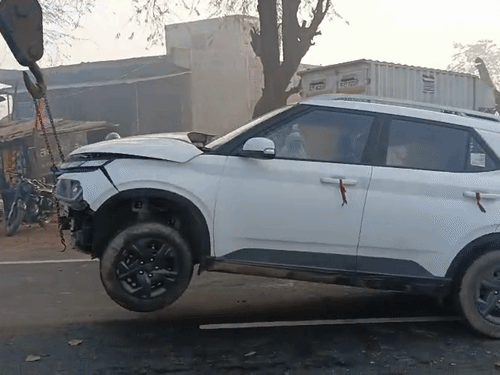 हाथरस में घने कोहरे से 4 गाड़ियां आपस में टकराईं:अलीगढ़ हाईवे पर हादसा, किसी को चोट नहीं; अधिकारी ने हाईवे साफ कराया