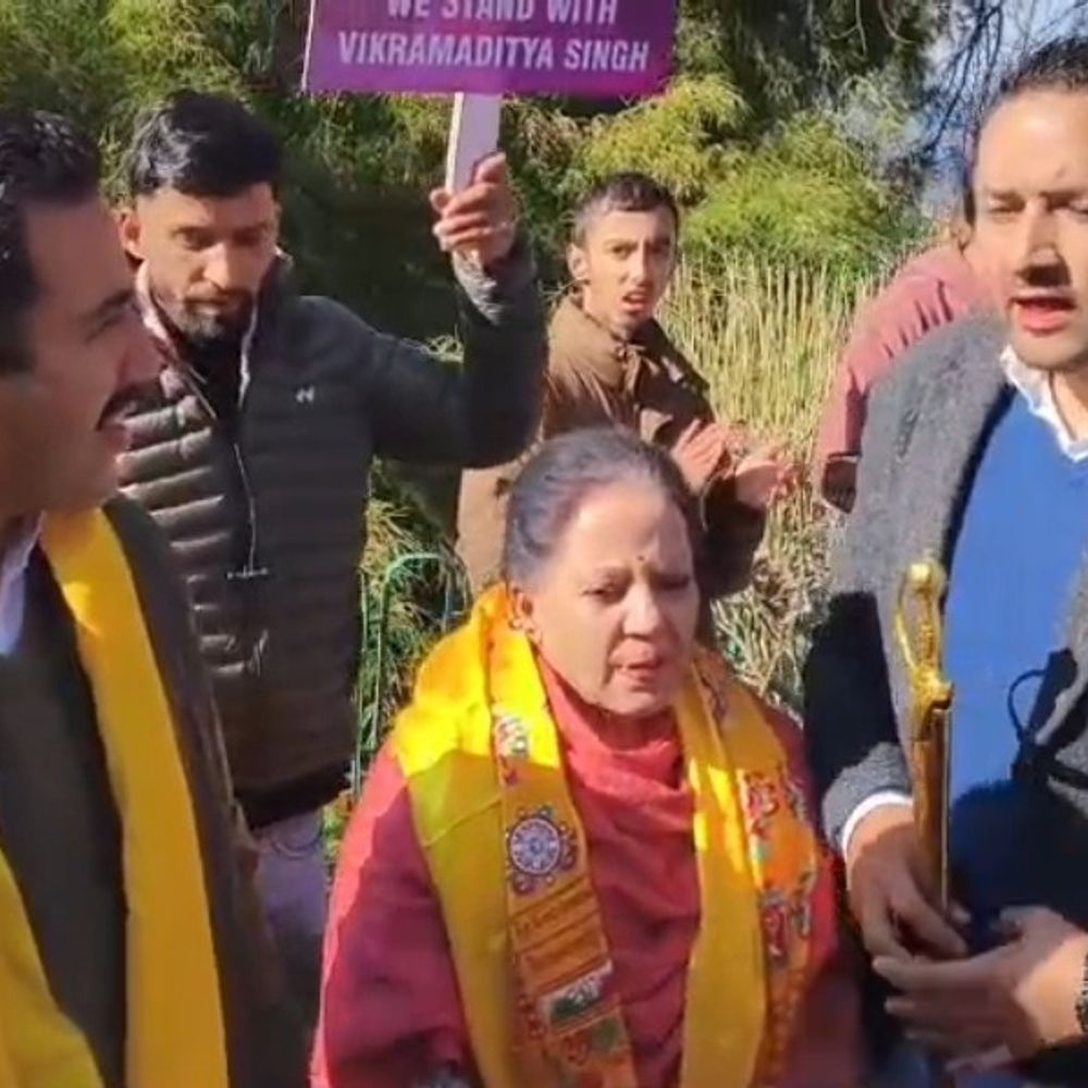 हिमाचल में तख्तियां लेकर होलीलॉज पहुंचे कांग्रेस वर्कर:  विक्रमादित्य के समर्थन​​​​ में नारेबाजी, मंत्री बोले- प्रदेश के हित और जनता सर्वोपरि – Shimla News